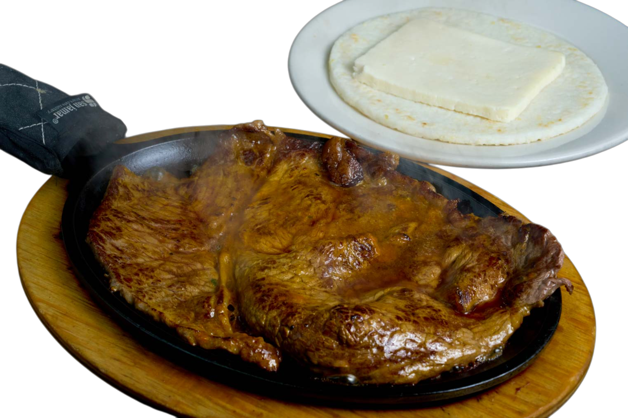 CARNE ASADA CON AREPA CON QUESO